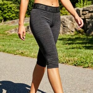 PINK Victoria's Secret Ultimate Black Heathered Knee-Length Crop Leggings Medium